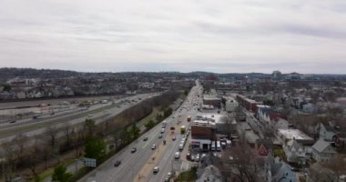 Büyük şehirde trafik vardı. Kentsel mahallelerde işlek yolda giden araçlar. Köprü üzerindeki hava manzarası. Boston, ABD