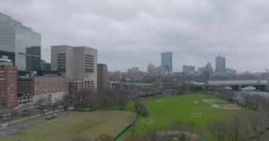 Nehir kıyısında, işlek yolun yanındaki yeşil çimlerin hava panoramik manzarası. Bulutlu bir günde şehir. Boston, ABD