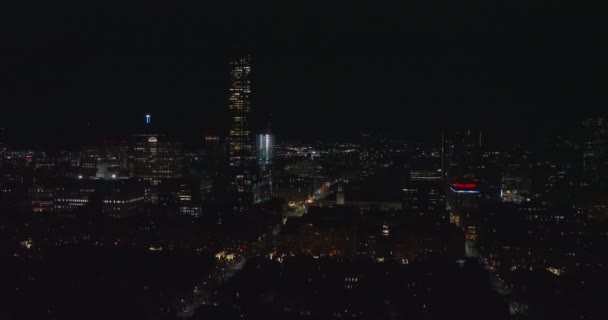 Nagrania z lotu ptaka w nocy. Budynki z oświetlonymi oknami. Budynki biurowe. Boston, USA — Wideo stockowe