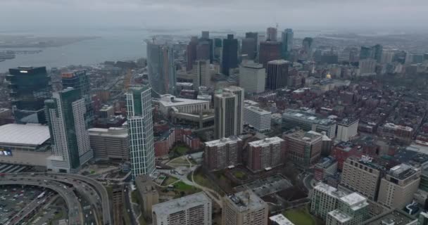 Terbang tinggi di atas kota. Pemandangan panorama udara dari bangunan bisnis tinggi kontemporer di pusat. Boston, Amerika Serikat — Stok Video