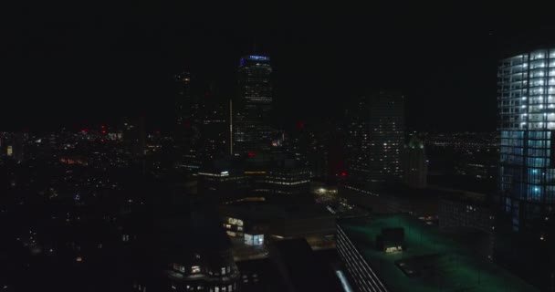 Höghus moderna centrum byggnader på natten. Framåt flyger runt kontorstorn med upplysta fönster. Boston, USA — Stockvideo