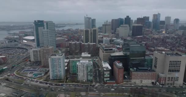 매사추세츠 종합 병원 지역 과 다운타운 오피스 타워의 건물들 이 공중에서 촬영되었다. 뒤쪽에서는 번잡 한 물가 도로가 보인다. Boston, USA — 비디오