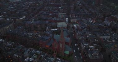 Advent Kilisesi 'nin şehir gelişimindeki hava kaydırağı ve pan görüntüsü. Apartman dairelerinin yüksek açılı manzarası var. Boston, ABD