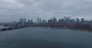 Dalgalanan Charles nehri barajının ve çevresindeki binaların hava panoramik görüntüleri. Arka planında gökdelenler olan şehir manzarası. Boston, ABD