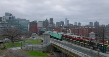 İleri uçaklar tren durağı boyunca uçar. Bulutlu bir günde metro ekipleri pistte ilerliyor. Boston, ABD