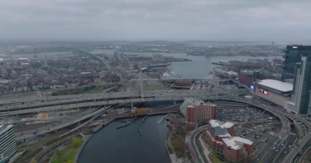 Aerial ascending footage of busy highways in city. Wide cable stayed bridge over river. Endless streams of vehicles. Boston, USA — Vídeos de Stock