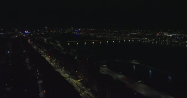 Zdjęcia pejzażu miejskiego w nocy. Widok z lotu ptaka na drodze wiodącej przez długą rzekę. Światła uliczne i kolorowe oświetlenie świecące w ciemności. Boston, USA — Wideo stockowe