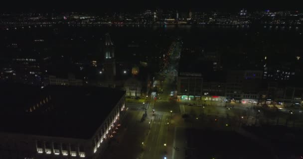 Forwards fly above night city. Tilt down shot of road intersection with crosswalks in urban borough. Boston, USA — Vídeo de stock