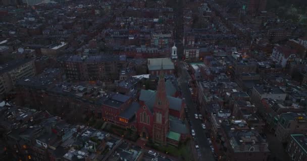 Deslizamento aéreo e tiro pan da Igreja do Advento em desenvolvimento urbano residencial. Vista de alto ângulo de casas de apartamento ao redor. Boston, EUA — Vídeo de Stock