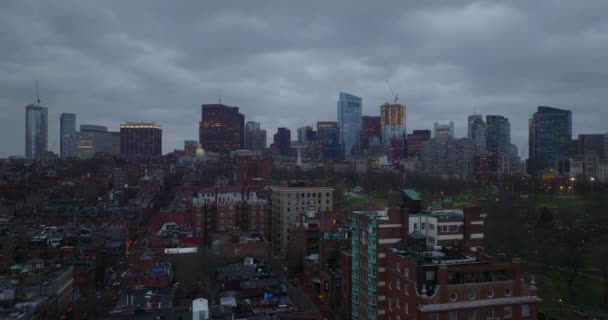 Luftaufnahme des Stadtviertels, des öffentlichen Parks und der Wolkenkratzer im Hintergrund. Bewölkter Tag in der Abenddämmerung. Boston, USA — Stockvideo