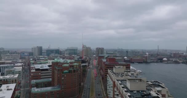 Vista aérea del moderno barrio urbano a orillas del río. Adelante vuelan por encima de la carretera ocupada. Fila de coches con luces de freno encendidas. Boston, Estados Unidos — Vídeo de stock