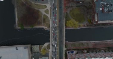Şehirdeki trafiğin kuş bakışı görüntüsü. Çok şeritli yolda ve nehir üzerinde uzun bir araba kuyruğu. Boston, ABD