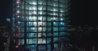 Şehirde yeni bir gökdelen inşa ediyorum. Şehir merkezindeki modern gökdelenlerin gece kaydırağıyla çekimleri. Boston, ABD