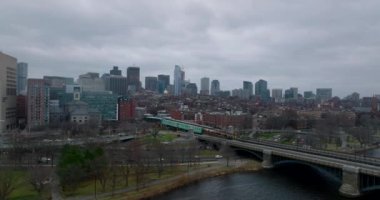 Yolcu treninin durduğu istasyonun kamera görüntülerini kaydır. Nehir üzerindeki köprü ve arka plandaki yüksek binalar. Boston, ABD