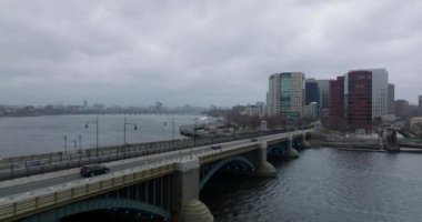 İleri, Charles nehri üzerindeki Longfellow Köprüsü 'nün üzerinden uçuyor. Demiryolu boyunca giden araçlar var. Boston, ABD