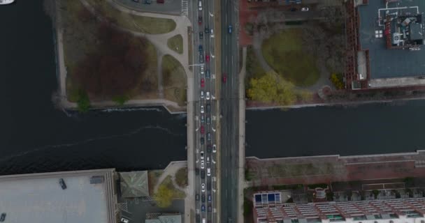 Птичий глаз на дорожном движении в городе. Длинная очередь автомобилей на многополосной дороге и мост через реку. Бостон, США — стоковое видео