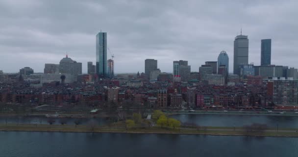 Charles nehrinin arka tarafındaki evlerin tuğla cepheleri. Arka planda şehir merkezindeki yüksek katlı ofis kuleleri. Boston, ABD — Stok video