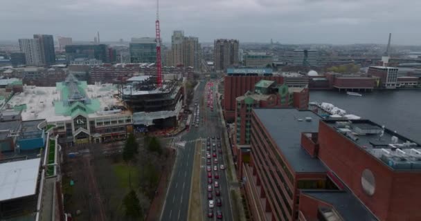 Framåt flyger över tung trafik i stan. Strömmen av bilar rör sig långsamt på flera vägar i stadsdelen på molnig dag. Boston, USA — Stockvideo