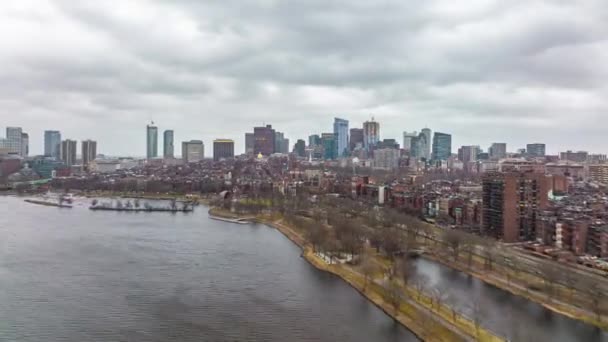 Adelante vuelan por encima del barrio urbano residencial. Hiper lapso corto de atardecer en la gran ciudad. Modernos edificios de oficinas en segundo plano. Boston, Estados Unidos — Vídeo de stock