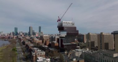 Yeni inşaat alanında yüksek kule vinci. Boston Üniversitesi Bilgisayar ve Veri Bilimleri Fakültesi. Boston, ABD