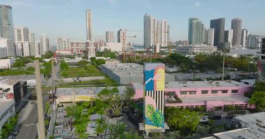 Kentsel çevredeki yüksek binaların renkli resimleri. Arka planda yüksek binalar var. Miami, ABD