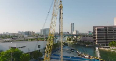 Vinç etrafında uçarak Miami nehri üzerindeki karayolu köprüsünü ortaya çıkarıyor. Ana yolda yoğun trafik var. Miami, ABD