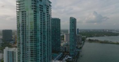 Rıhtımdaki modern yerleşim kuleleri ya da oteller grubu. Parlak cam cepheli yüksek binalar. Miami, ABD