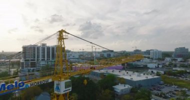 Vinç etrafında sıkı uçuş ve alacakaranlıktaki kentsel binaların görüntüsünü ortaya çıkarıyor. Miami, ABD