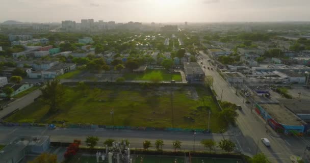 Flygfoto av bostadsområde med massor av träd och grönska. Gyllene timmen i stan. Miami, USA — Stockvideo
