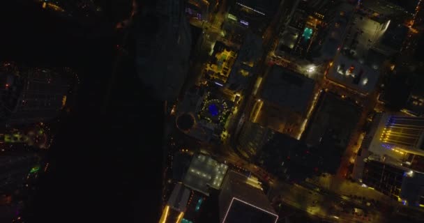 Vogelperspektive auf die Innenstadt bei Nacht. Fliegen Sie über beleuchtete Straßen und moderne Hochhäuser. Miami, USA — Stockvideo