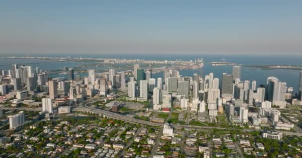 Scivolo e pan colpo aerea di complesso di alti edifici moderni lungo la costa. Baia di mare con isole sullo sfondo. Miami, Stati Uniti — Video Stock