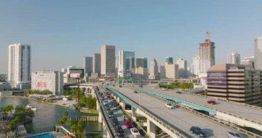 Çıkış rampasında trafik sıkışıklığı görüntüsü. Şehirdeki yüksek anayolda giden arabalar. Arka planda modern şehir kenti. Miami, ABD