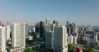 İleri, modern kasaba gelişiminin üzerinde uçar. Deniz kıyısındaki yüksek binalardan oluşan bir grup. Miami, ABD