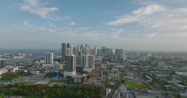 Büyük şehrin havadan panoramik görüntüsü. Alacakaranlıkta rıhtımdaki çağdaş yüksek binalardan oluşan bir grup. Miami, ABD