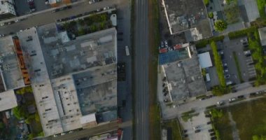 Şehirden geçen çift raylı demiryolunun yüksek açılı görüntüsü. Raylar boyunca çeşitli binalar. Miami, ABD