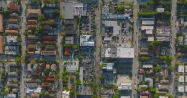 Dikey olarak kuşların gözünden sokakları ve yerleşim yerlerindeki binaları çekiyorlar. Miami, ABD