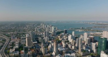 Güneşin altın saatinde aydınlattığı deniz kıyısındaki modern şehir kasabasının panoramik görüntülerini çekiyor. Miami, ABD