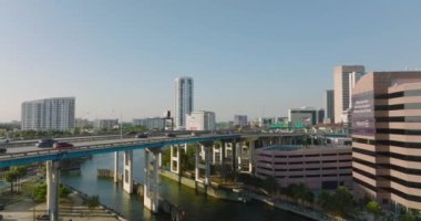 Nehir üzerindeki karayolu köprüsündeki trafiğin kaygan görüntüsü. Şehirdeki çok şeritli ana yolda giden araçlar. Miami, ABD