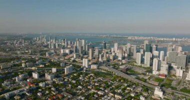 Şehir merkezinin sinematik çekimi. Beton orman, modern binaların havadan panoramik manzarası ve yoğun ana yol. Miami, ABD