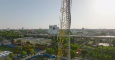 İnşaat makinelerinin yörüngesinden vurulmuş. Arka planda yoğun anayol var. Güneşe karşı görüş. Miami, ABD