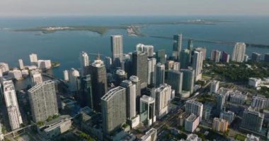 Deniz kıyısındaki lüks apartman kompleksinin hava görüntüleri. Sakin su yüzeyi ve arka planda ada. Miami, ABD