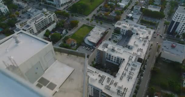 Bakåt avslöjar av höghus byggnad. Modernt bostadstorn med stora fönster och balkonger. Miami, USA — Stockvideo