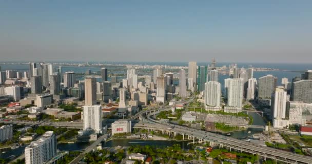 现代城市的空中下降镜头。高耸的市中心建筑和繁忙的多车道公路与交换台.美国迈阿密 — 图库视频影像