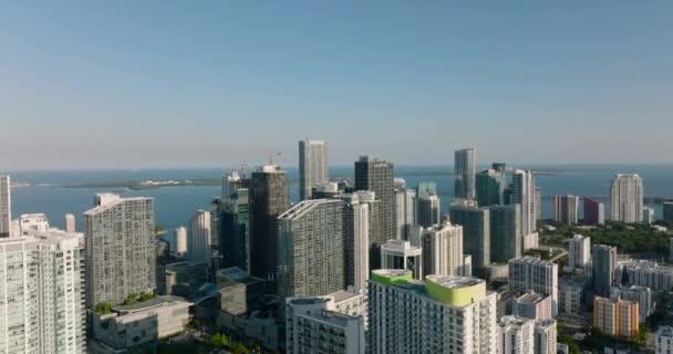 Imágenes panorámicas ascendentes del barrio costero con modernos edificios de apartamentos de gran altura. Miami, Estados Unidos — Vídeo de stock