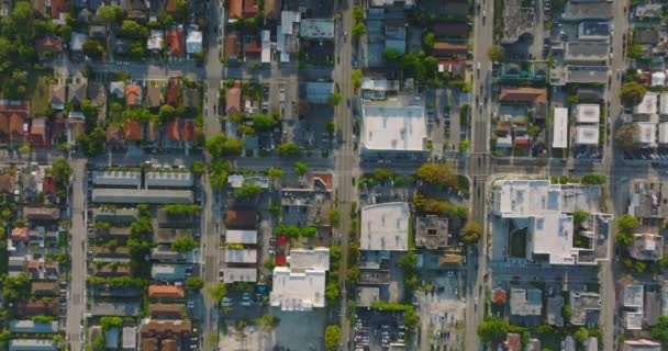 Top down panorering bilder av familjehus och lägenhetsbyggnader i bostadsområden stadsdelen vid gyllene timmen. Miami, USA — Stockvideo