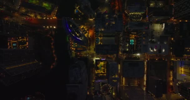 Von oben nach unten Aufnahmen von Straßen und Hochhausblöcken. Bunt beleuchtetes nächtliches Stadtbild. Miami, USA — Stockvideo