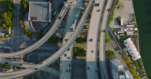 Survolez les échangeurs routiers à plusieurs niveaux et à plusieurs voies en ville. Vue de haut en bas de la circulation. Miami, États-Unis — Video