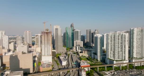 Csúszda és pan shot autópálya vezet át a modern belvárosban a lakossági vagy irodai felhőkarcolók. Miami, Egyesült Államok — Stock videók