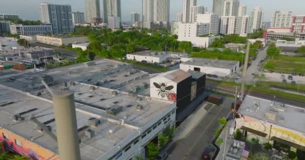 Flygfoto över stadsutveckling. Luta upp avslöja moderna höghus kontor eller hyreshus. Miami, USA — Stockvideo