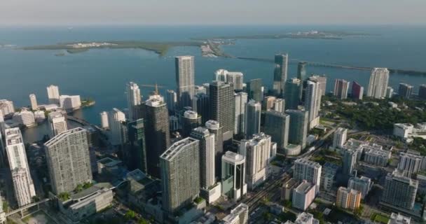 Letecké záběry luxusního bytového komplexu podél mořského pobřeží. Klidný vodní hladinu a ostrov v pozadí. Miami, USA — Stock video